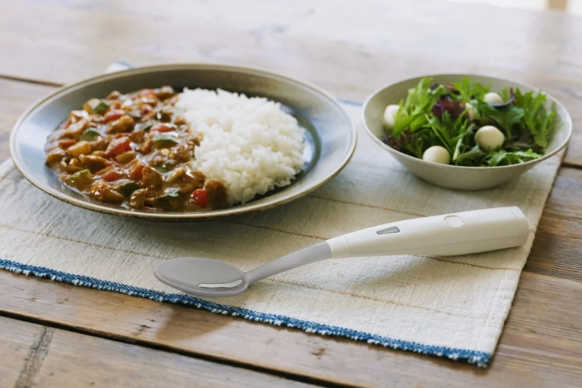 Electric spoon adds salty taste – but no actual salt – to low